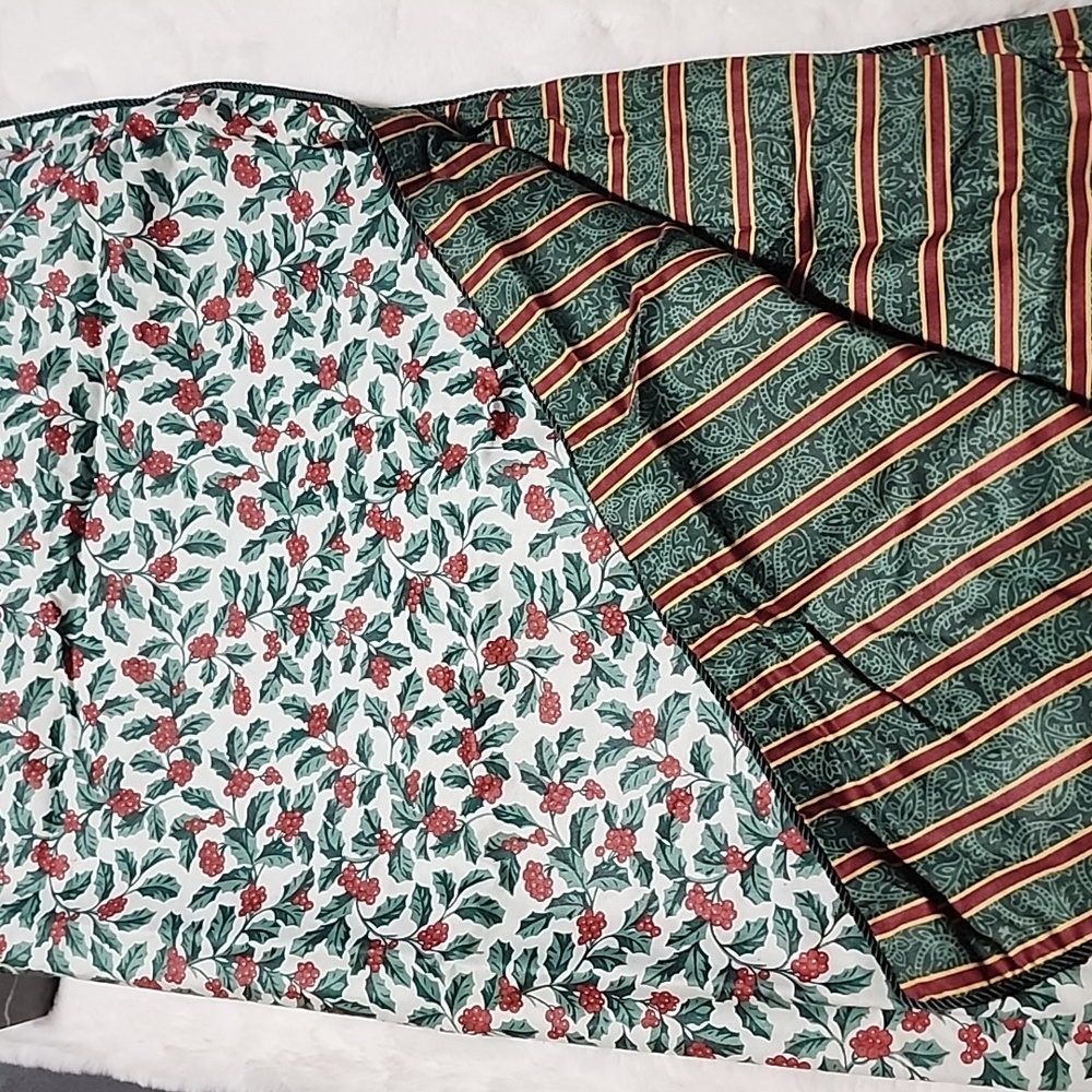 REVERSIBLE  CHRISTMAS DECORATIVE TABLE TOPPER.